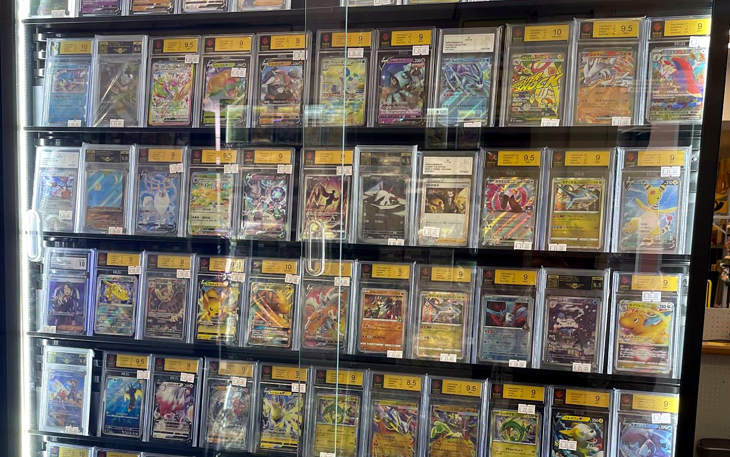 Vitrine mit gegradeten Pokémon-Karten bei kiosXtore